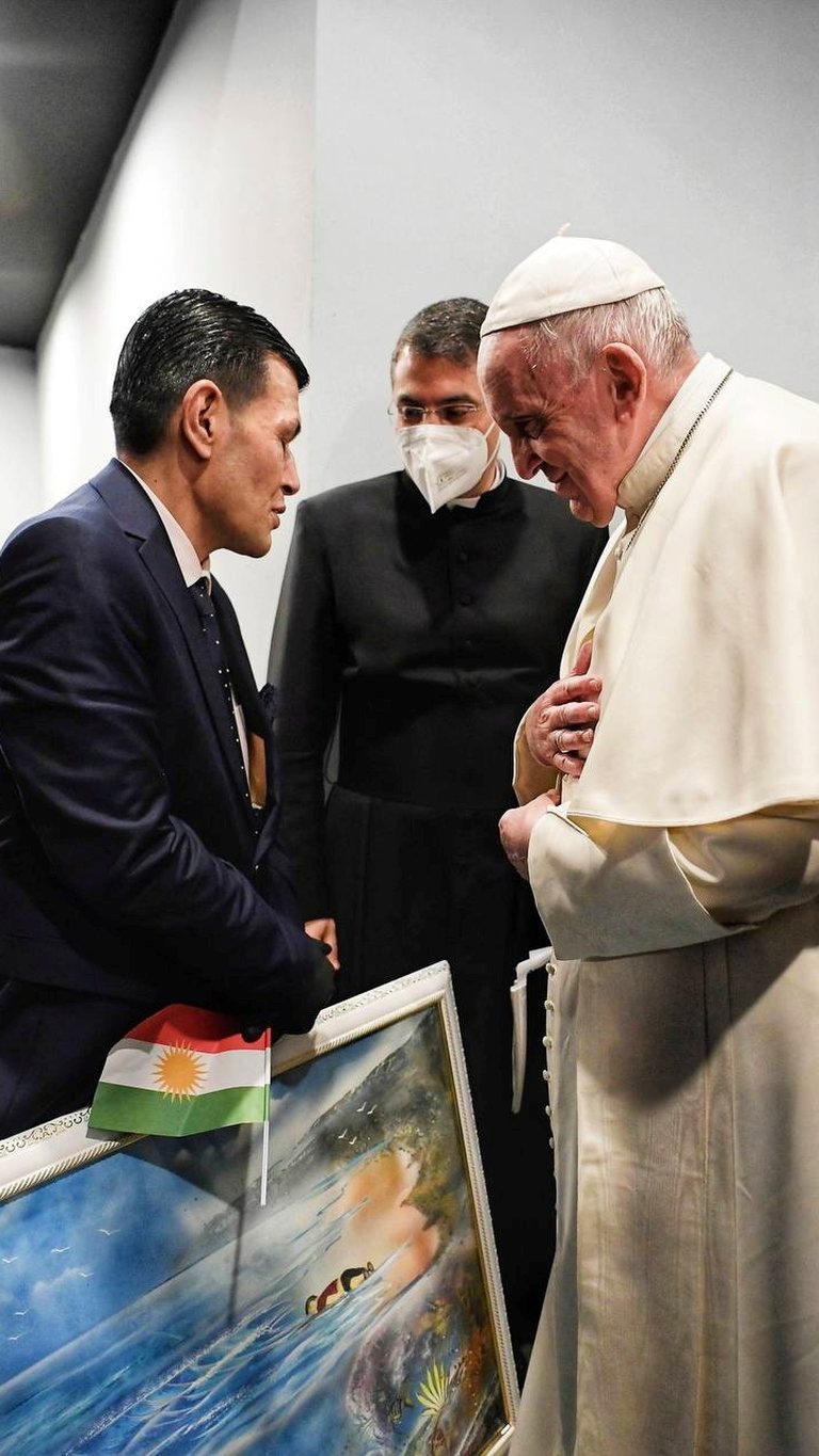 El padre de Aylan junto al argentino Bergoglio, este domingo en Irak.