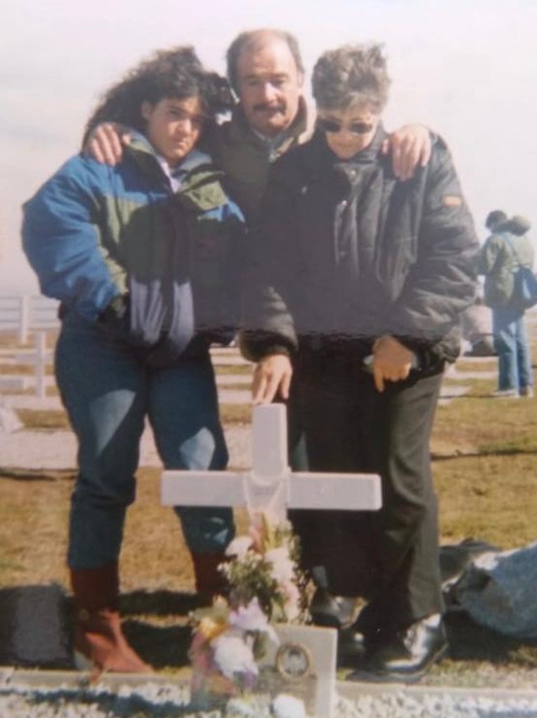 Los Araujo en la tumba, con las cruces originales, que habían elegido para rezarle a su hijo. Años después se enterarían que allí está sepultado Mario Cisnero.
