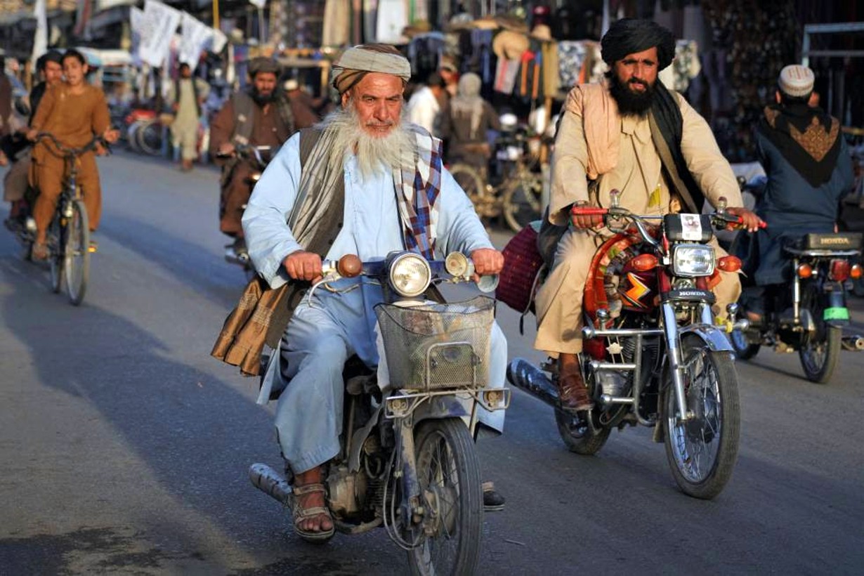 Motoristas en el centro de Kandahar, la segunda ciudad de Afganistán / Luis De Vega.