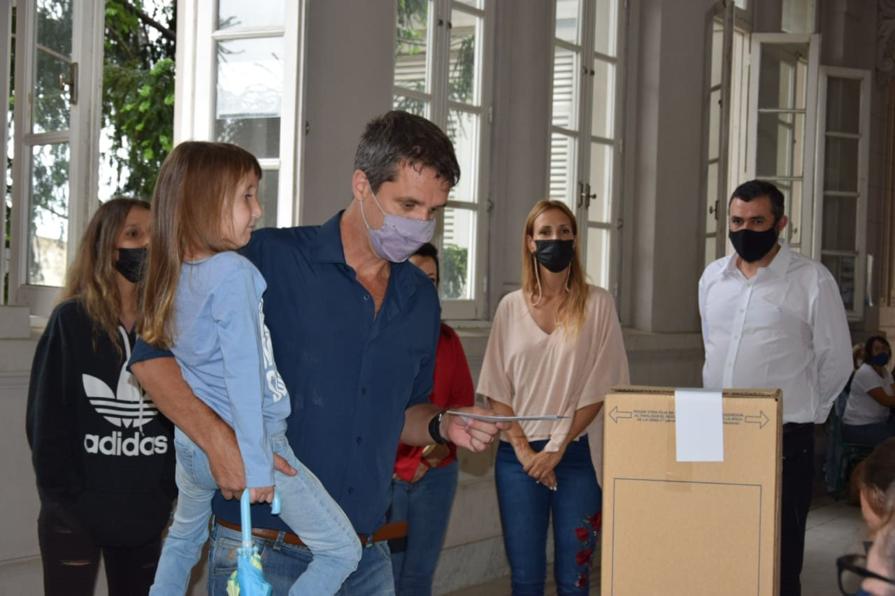 Con su hija menor en brazos, Enrique Cresto emitió su voto
