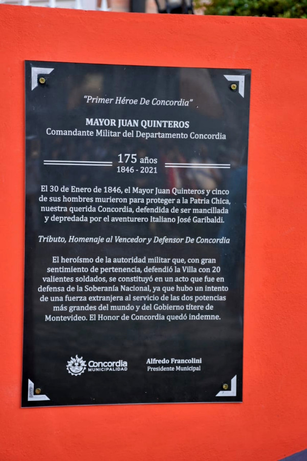 La placa ubicada en el monolito que resalta la figura de Juan Quinteros.