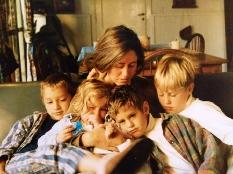Marina Buchanan y sus 4 hijos, actuales socios de la empresa familiar reconocida por Clarín y Galicia.