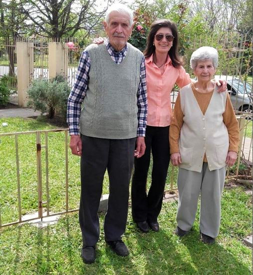 Polo junto a su hija y a Juanita, la docente con la que se casó hace 64 años.