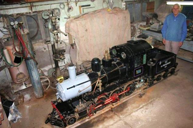 La locomotora a escala que elaboró el entrerriano de 91 años.