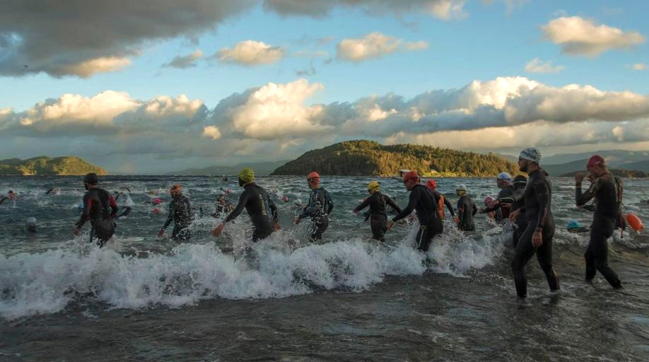Desde playa Bonita partieron en la etapa de natación, realizada en lago Nahuel Huapi.