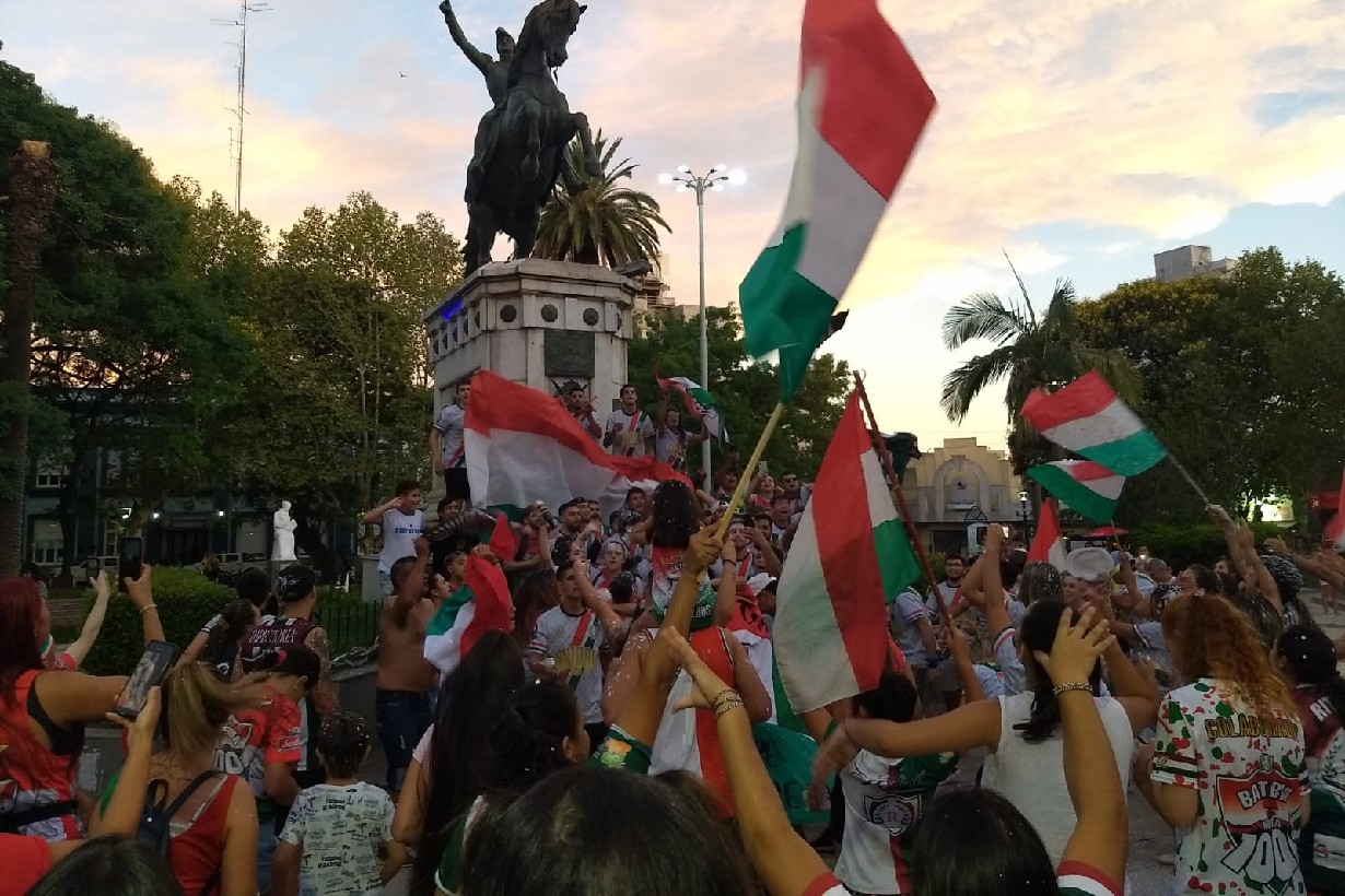 La comparsa Ráfaga, festejando en la plaza 25 de mayo