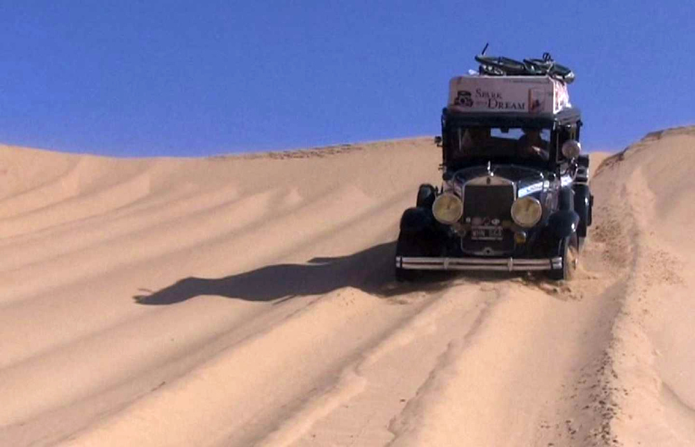 El auto modelo 1928 en pleno desierto.