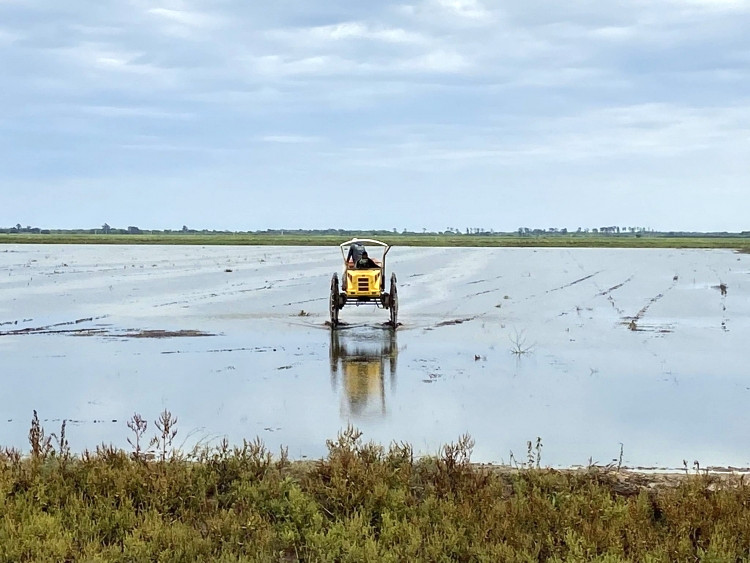 El tractor está en el fango que queda, no hay más de 2 a 3 centímetros de agua, explicó Meichtry.
