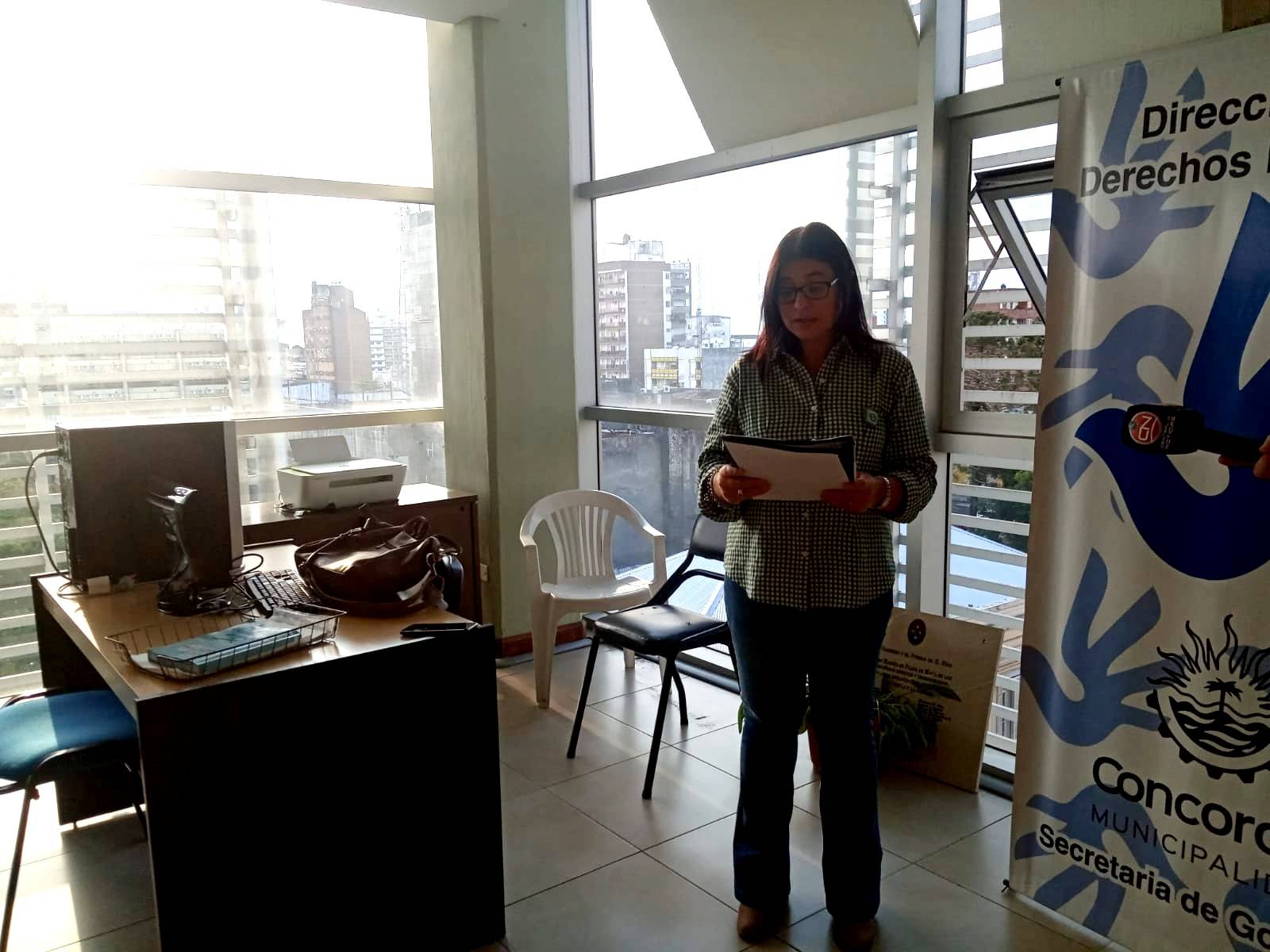 La profesora Marina Milera, durante la lectura de la carta abierta
