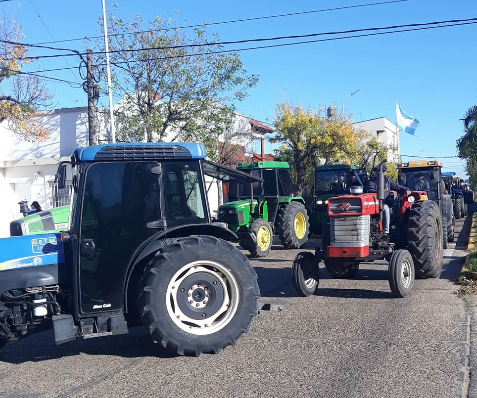 Este miércoles los tractores dejaron por un rato el campo para meterse en la ciudad de Chajarí.