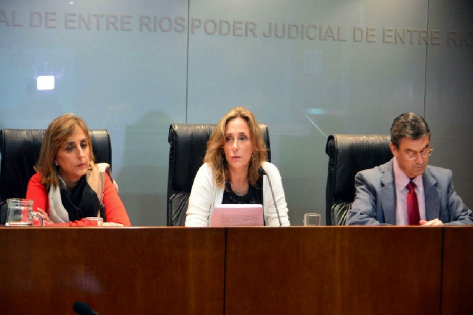 Casación Penal de Paraná, integrado por las vocales Davite y Badano; y el presidente Perotti.