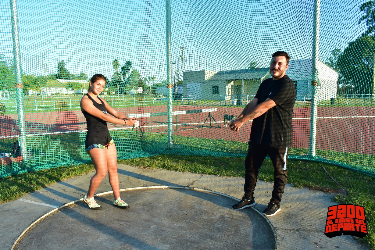 La joven atleta con su entrenador, en el Polideportivo de Concordia.
