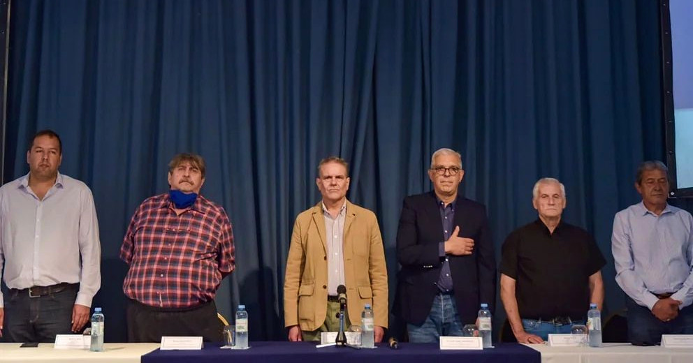 Domínguez (tercero de derecha a izquierda) estuvo en un acto organizado por gremios y una universidad.