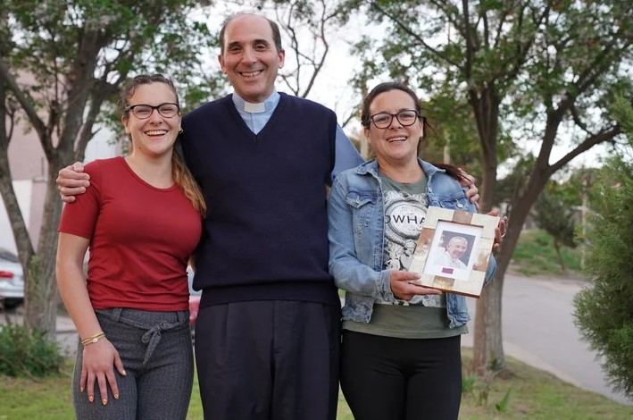 Candela Giarda, el padre José Dabusti y Roxana, con una foto de Juan Pablo I