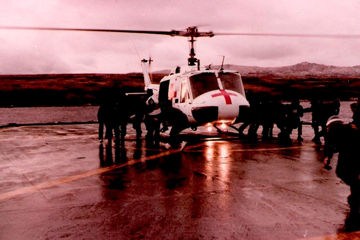 El helicóptero en el que se trasladaba Corsini, aterrizando en el buque Hospital