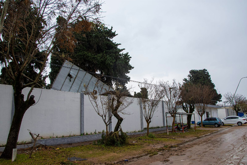En uno de los laterales del cementario de San José se ve los efectos del viento.