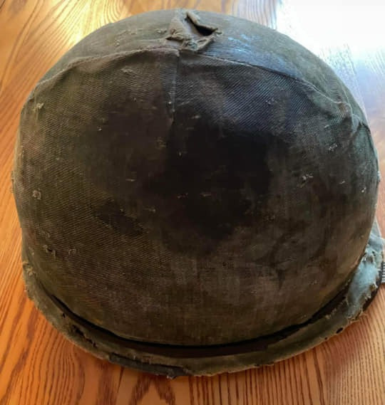Ese es el casco que perteneció al entrerriano Daniel Sartori, durante la Guerra de Malvinas.