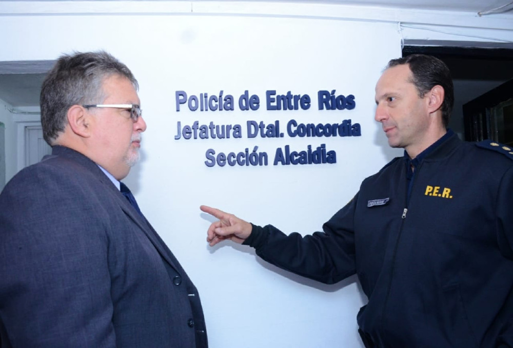 El intendente Francolini y el comisario Beguerie en las obras de la Alcaidía, próximas a terminarse.