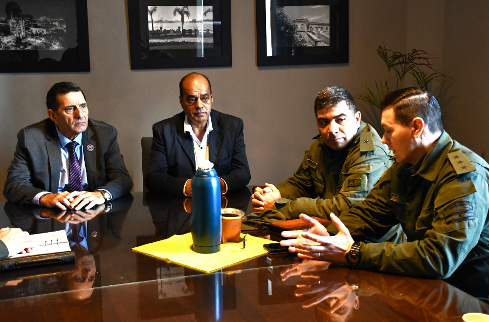 Zabala, segundo desde la izquierda, en la reunión con el jefe de Gabinete y el jefe de Gendarmería.