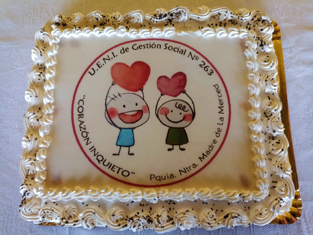 Como en toda celebración no faltó la torta con el logo del nuevo jardín.