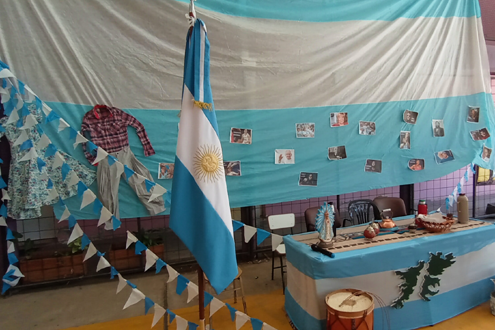El stand institucional de Argentina combinó tradición con figuras destacadas del país.
