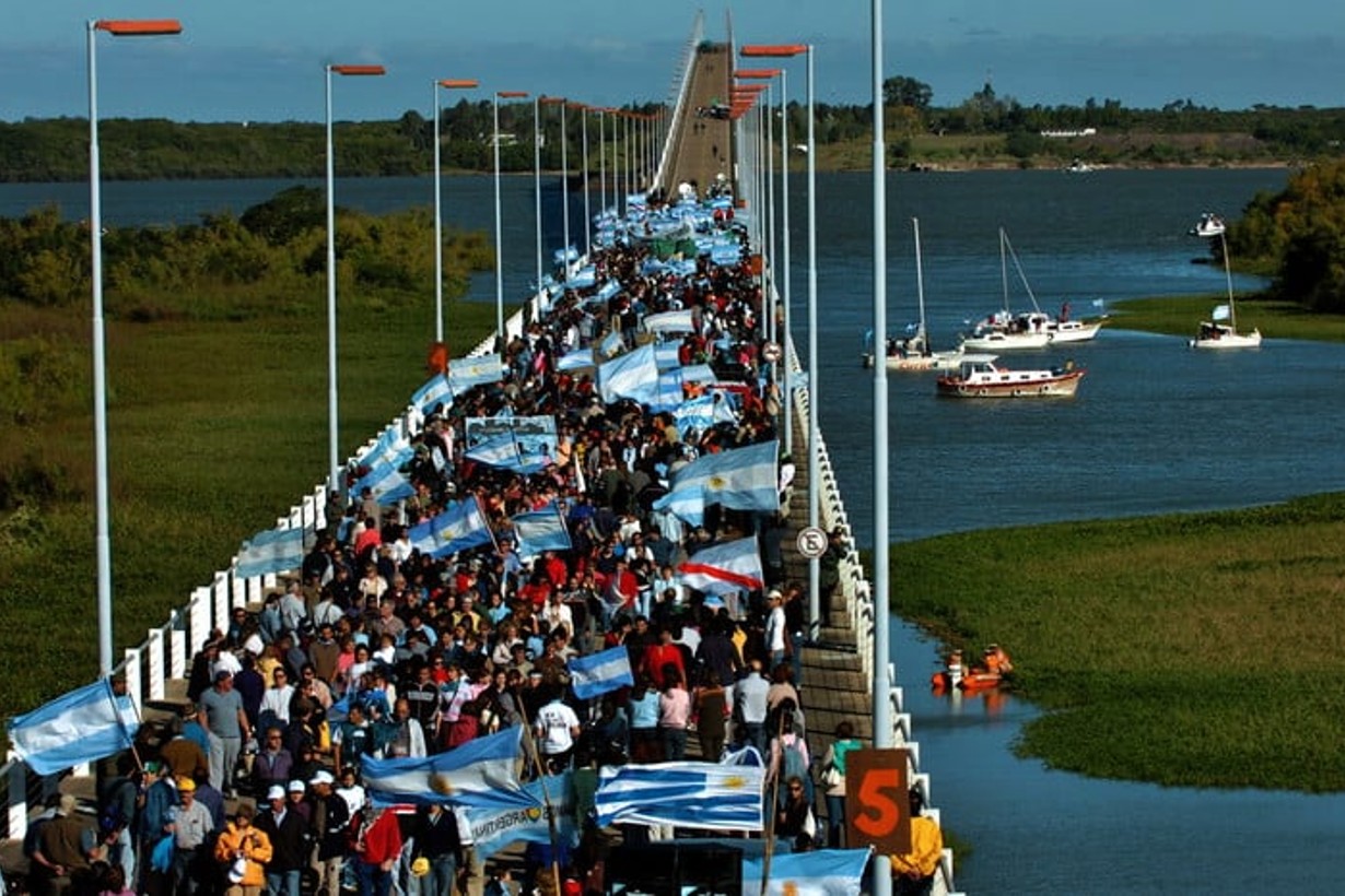 Piquete en el puente que une Gualeguaychú con Fray Bentos, en Uruguay. El corte se mantuvo durante cinco años.