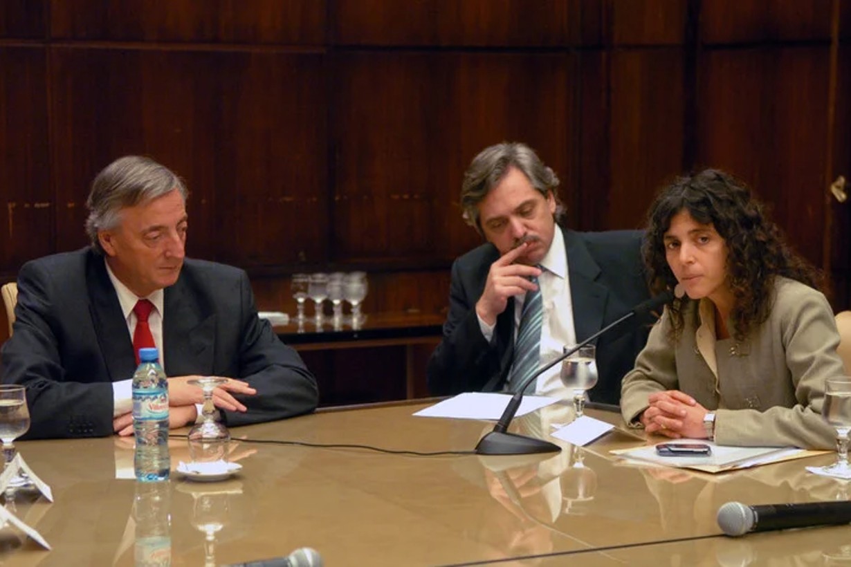 Néstor Kirchner, Alberto Fernández y Romina Picolotti, que pasó de abogada de los ambientalistas a scretaria de Ambiente de la Nación. El año pasado fue condenada por corrupción.