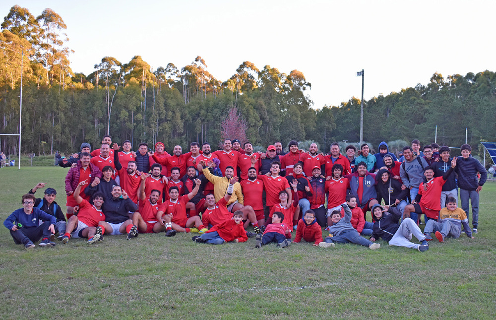 Todos juntos, en el lago de Salto Grande, celebraron la victoria de Los Espinillos.