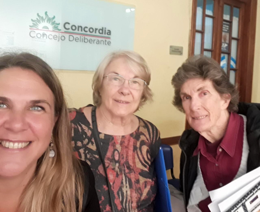 La concejal junto a su mamá Inés Moulins y su tía, la profesora Celia Moulins.