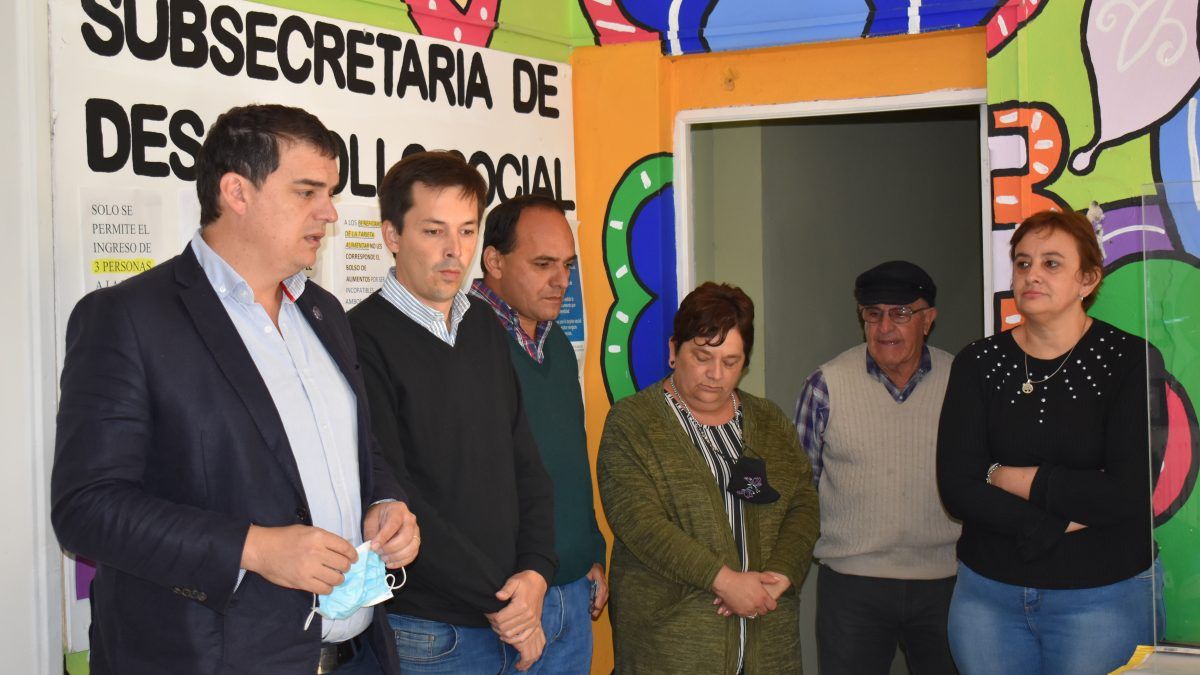 El intendente Rafael Cavagna presentando a Bernardo Schneider a cargo de la Secretaría de Acción Social. Fuente: Municipalidad de Nogoyá.