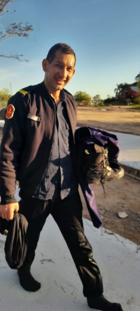 El bombero voluntario que se metió al Uruguay y rescató la perra, en playa Nebel.