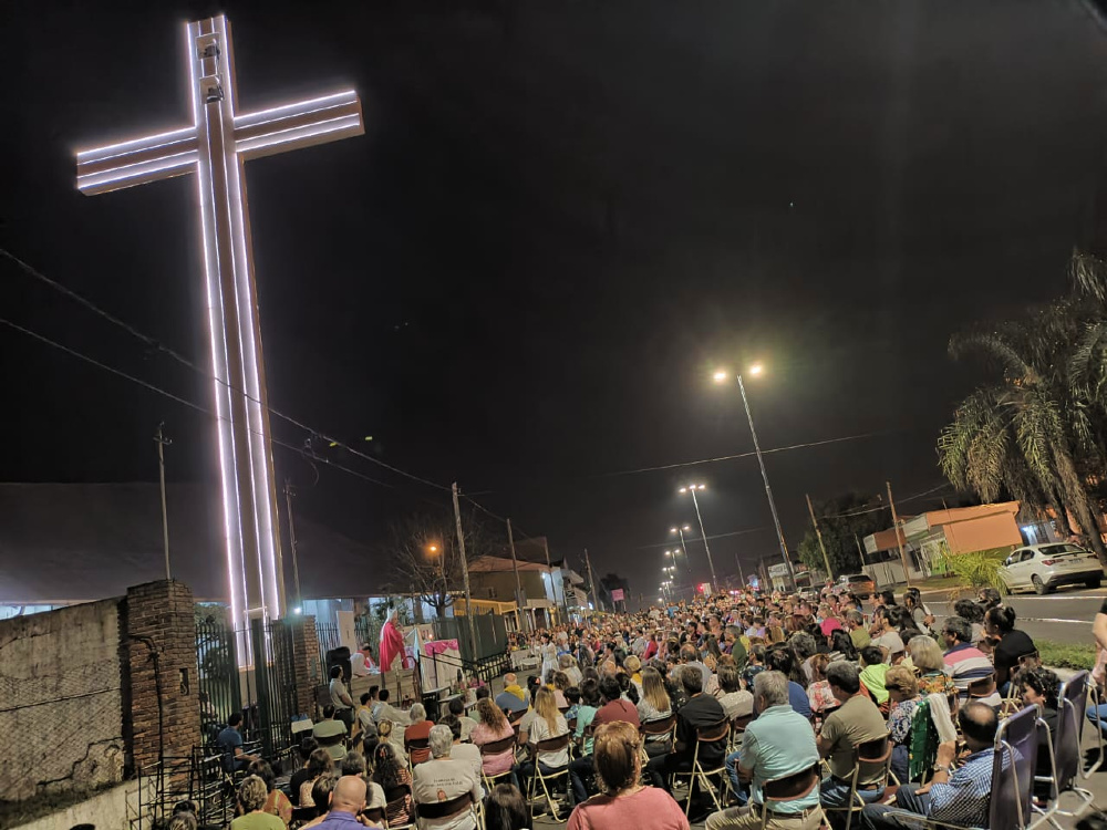 Así luce ahora la cruz erigida en la parroquia ubicada a la vera del boulevard San Lorenzo.