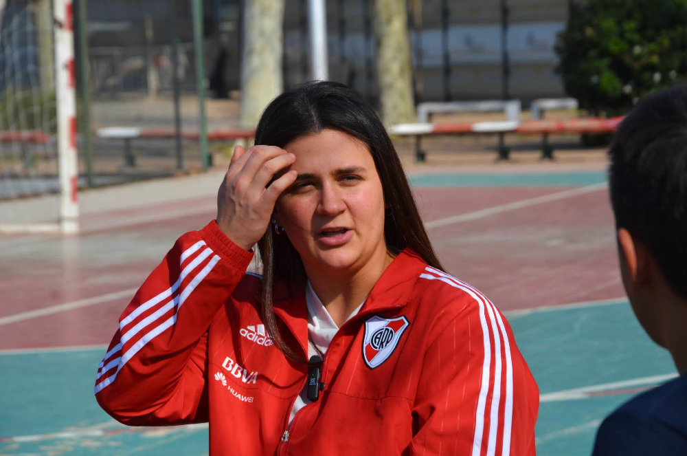 Bebo juega en la Liga Metropolitana con el equipo femenino de handball de River.