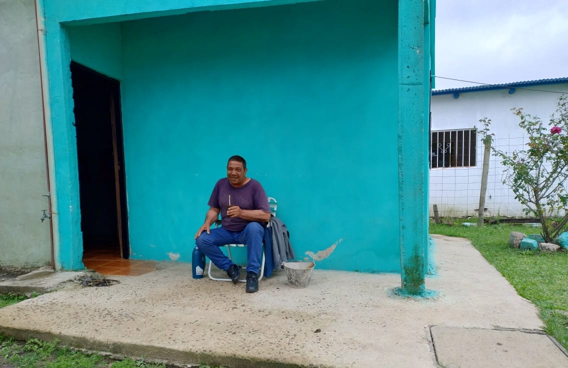 Oscar cuida su casa mientras toma mate