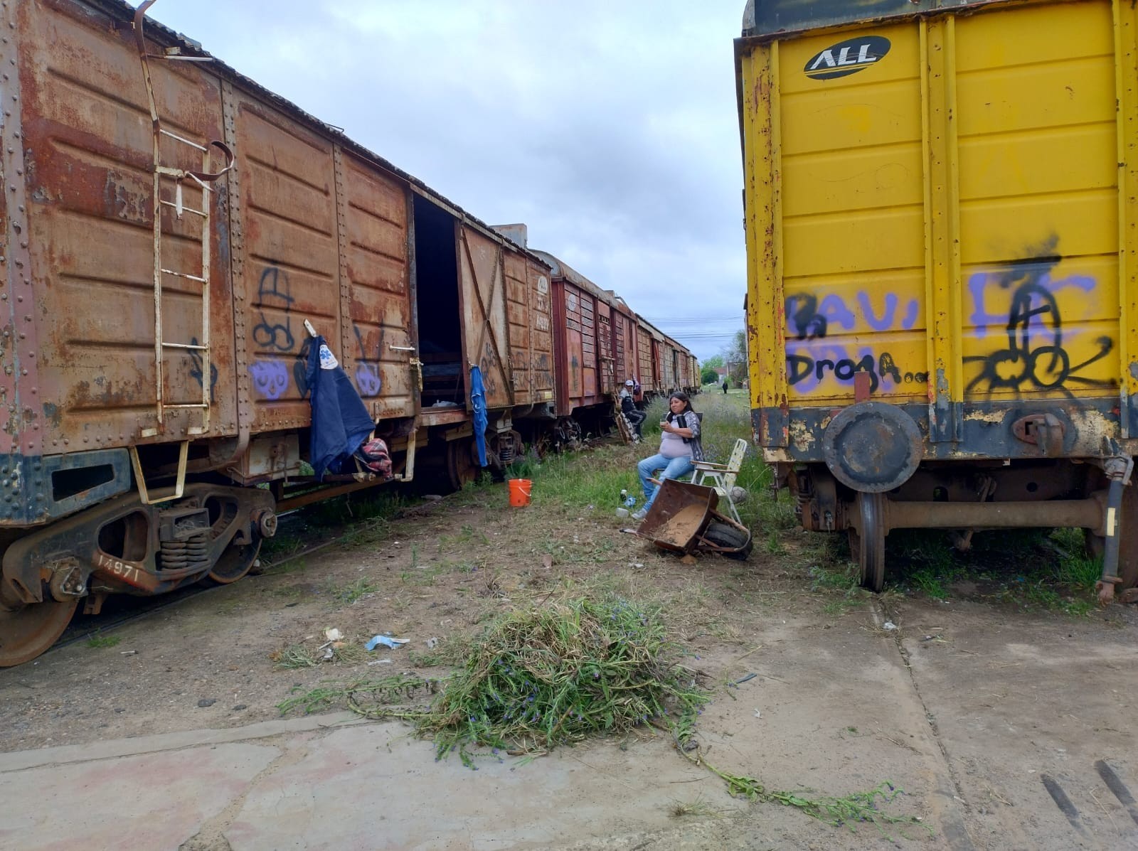 Hay 10 familias en vagones sobre las vías del ferrocarril