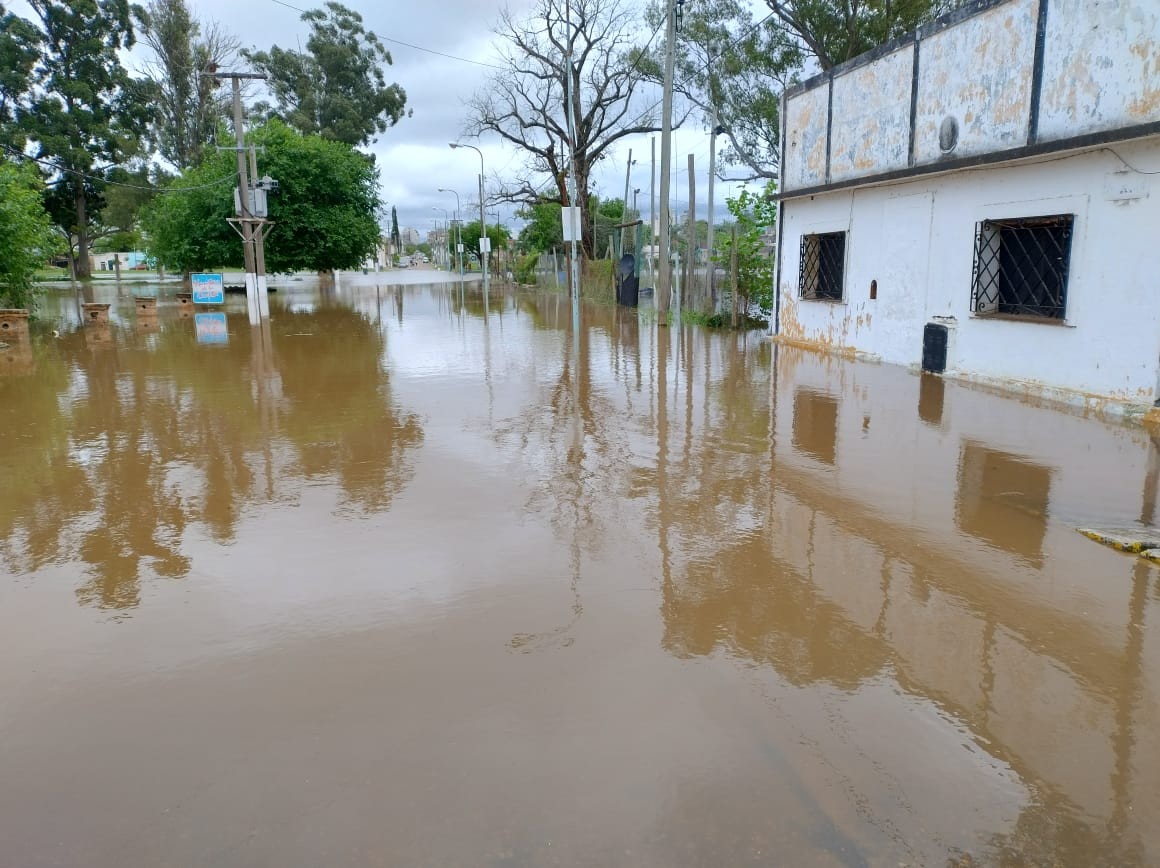 El río, en la parte lateral del local comercial