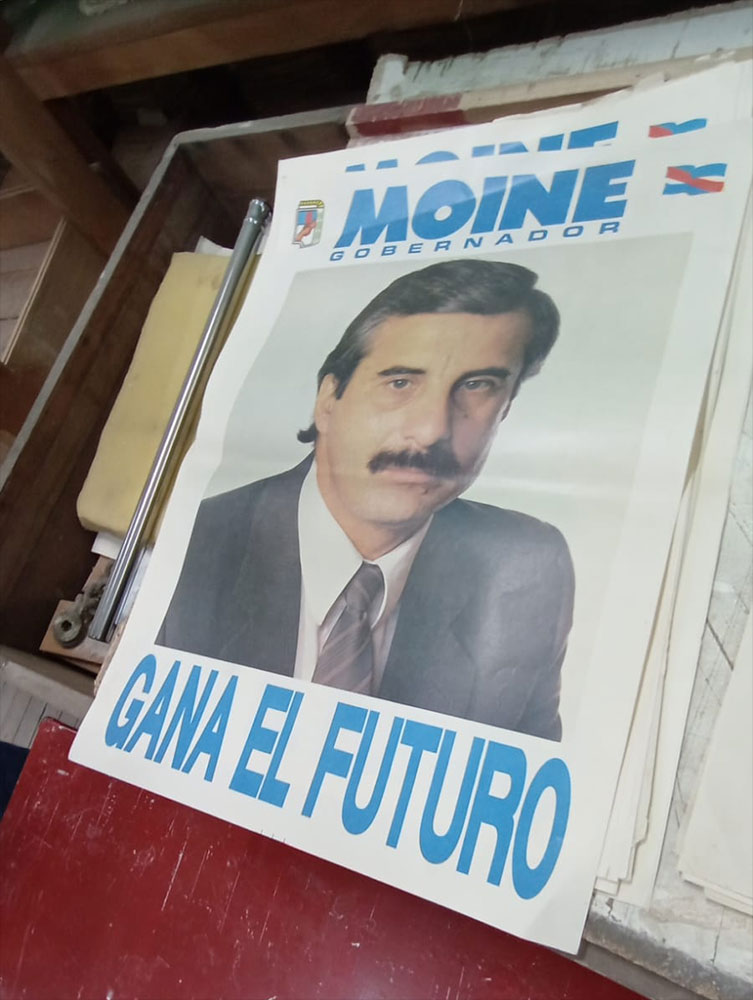 Un afiche del exgobernador Mario Moine, guardado en el archivo municipal
