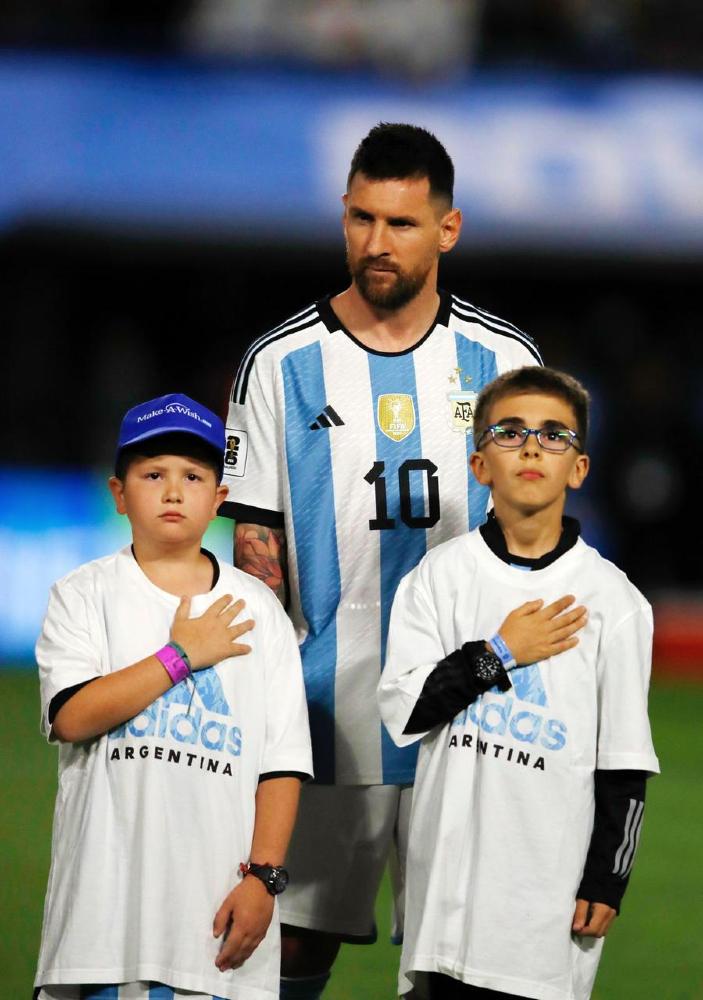 El niño entrerriano con su ídolo, en pleno campo de juego, antes del clásico del Río de la Plata.