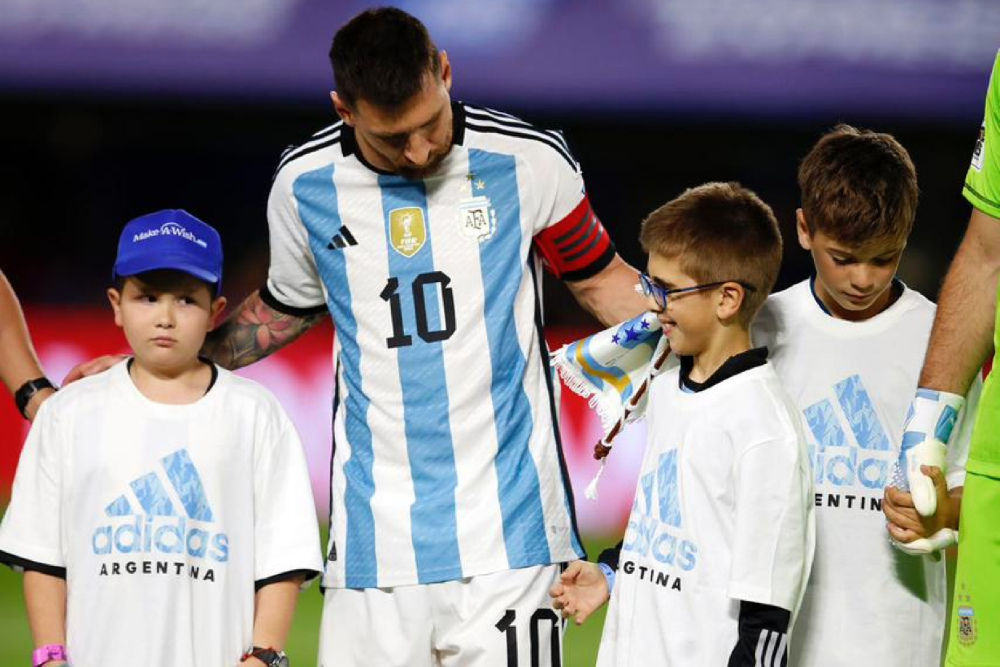 Florentino recibió una camiseta y una pelota de parte de Messi y gracias a AFA.