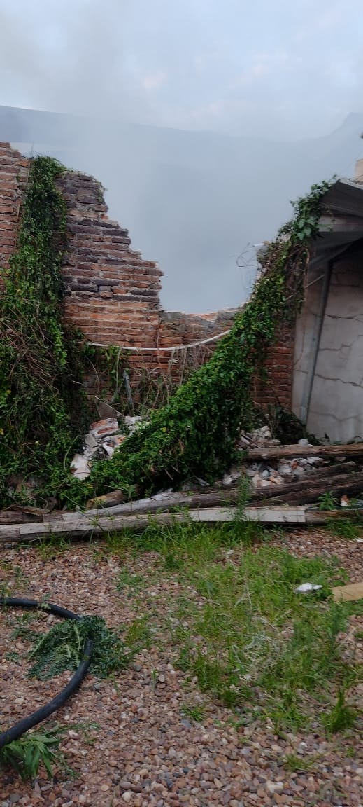 Por la fuerza del fuego, cedió el muro de una cochera contigua al taller