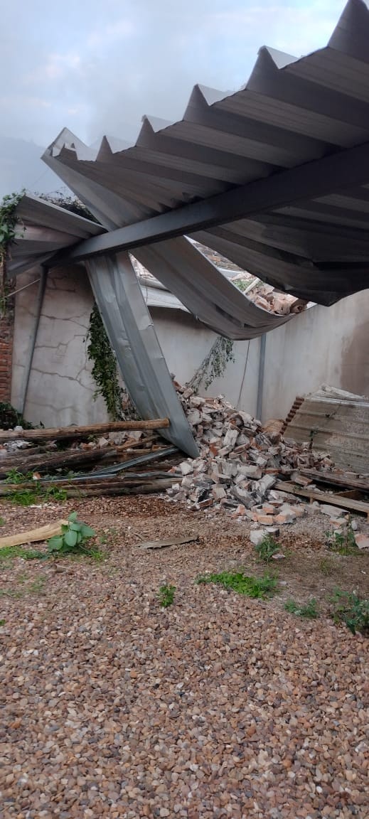 También cayó el techo de una cochera