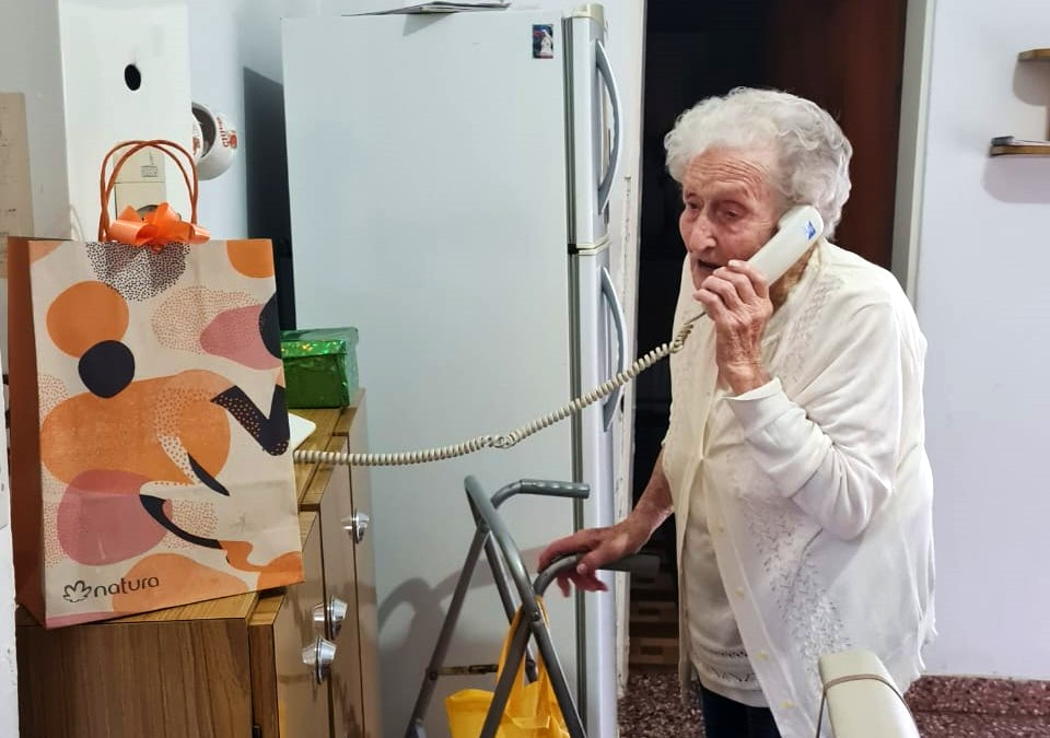 La abuela atendió el teléfono. Del otro lado, uno de sus nietos la llamó para saludarla.