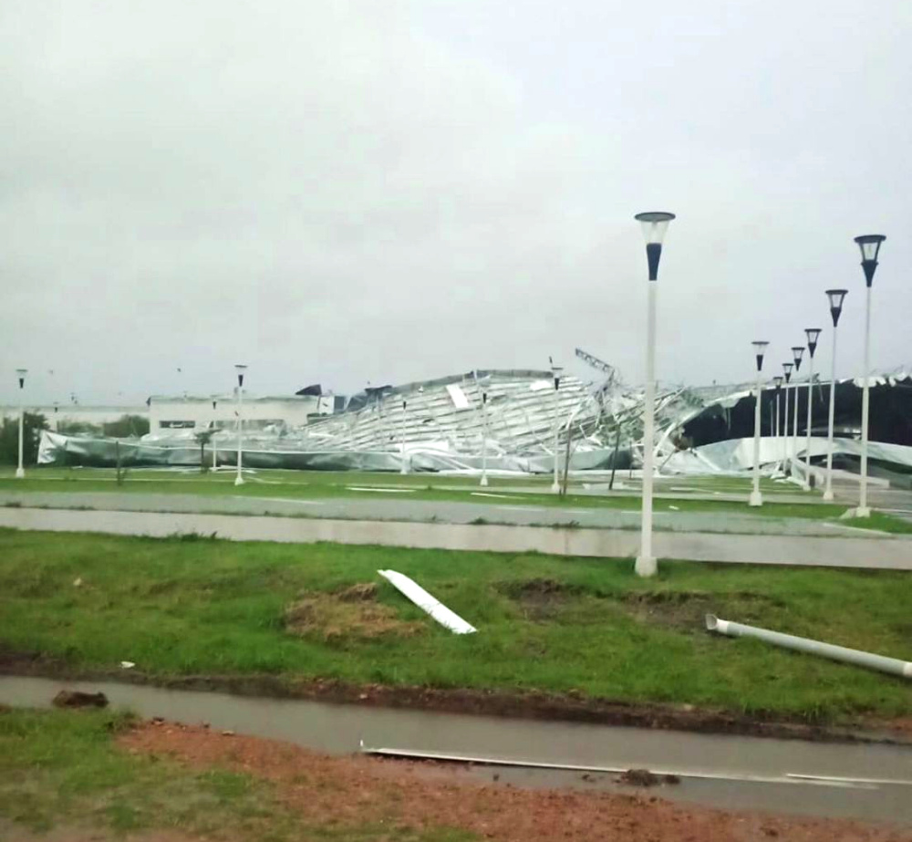 Otra vista de cómo quedó el techo de la terminal Juan Pablo II.