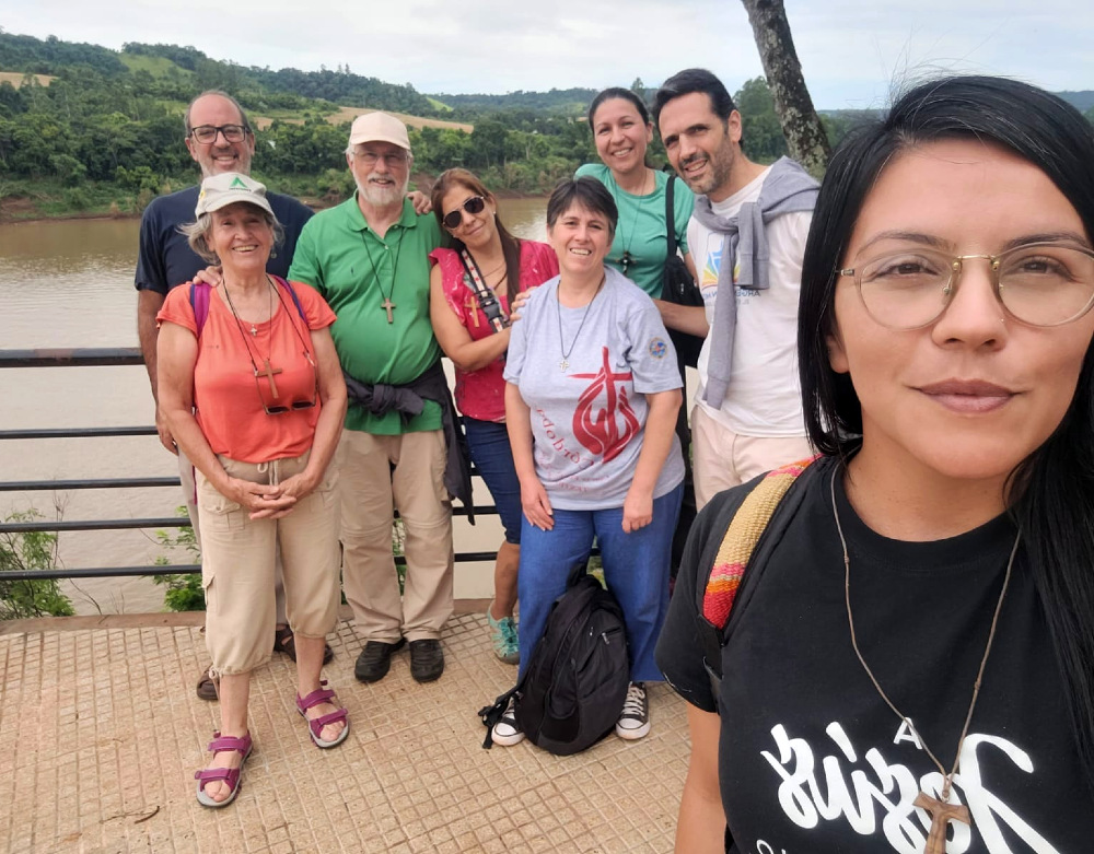 Selfie de misioneros: la concordiense Silvana Medina estuvo presente en El Soberbio.