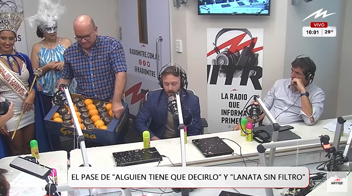 El intendente Francisco Azcué le regaló naranjas a los integrantes del pase de Radio Mitre.