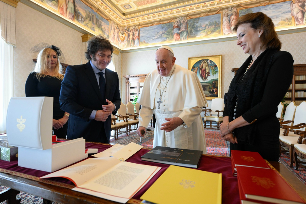 Ambos se realizaron obsequios durante el encuentro en Ciudad del Vaticano.