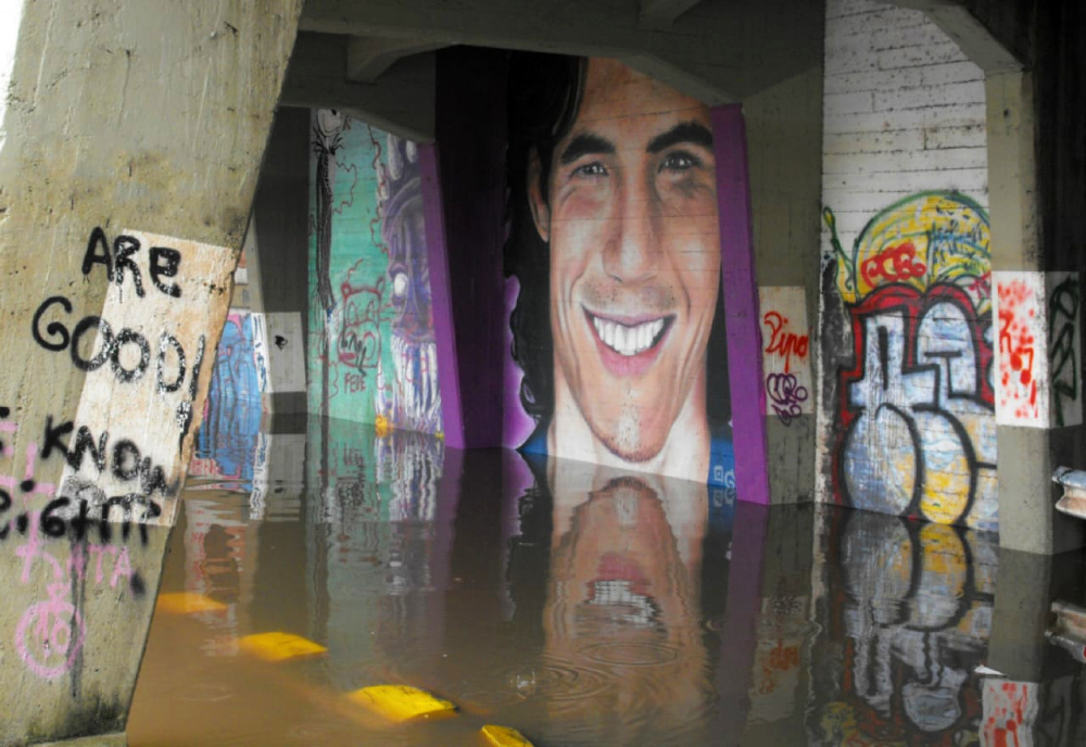 Así quedó el mural luego de ser pintado otra vez, en este caso con el río Uruguay crecido.
