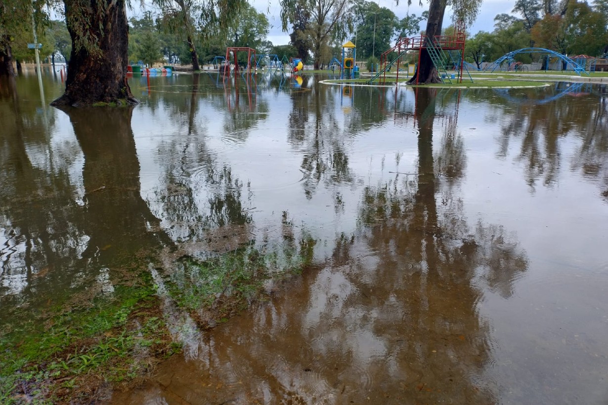 El Parque Mitre fue invadido por el río