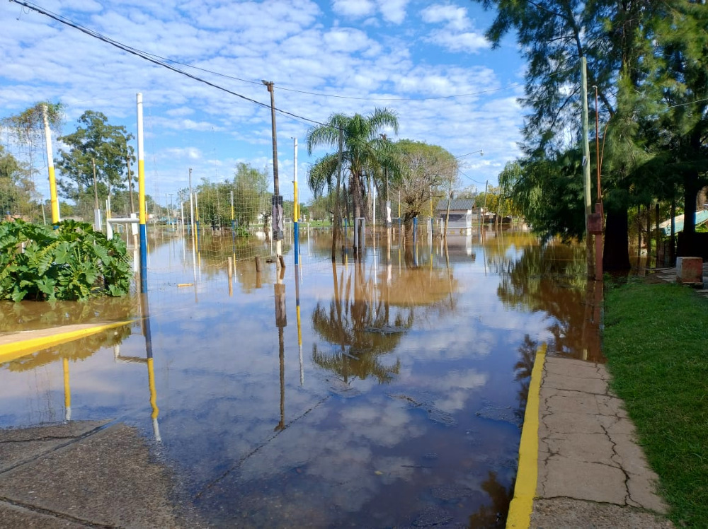 El río también llegó a calle Buenos Aires y avenida costanera, este jueves 9 de mayo.