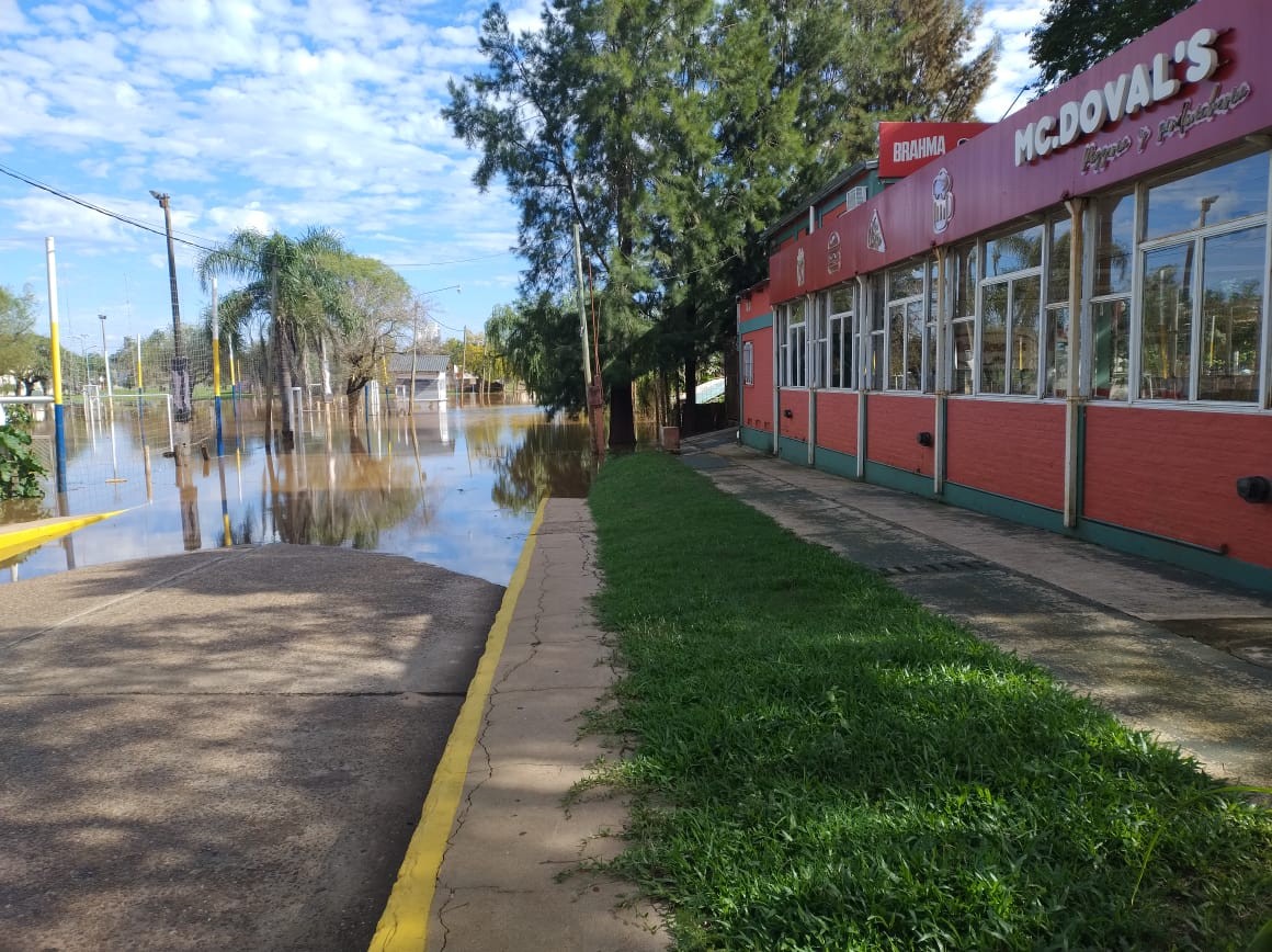 El local, con el agua sobre el costado en calle Buenos Aires